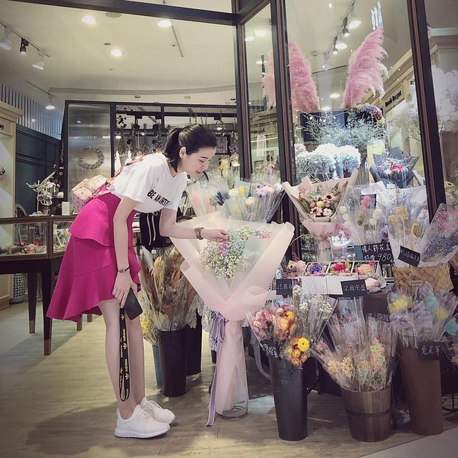 Style ngo&agrave;i đời của mợ Hai (Tiếng S&eacute;t Trong Mưa): Tươi trẻ, sexy c&oacute; cả nhưng ấn tượng nhất l&agrave; những m&agrave;n khoe ch&acirc;n si&ecirc;u nuột - Ảnh 7.