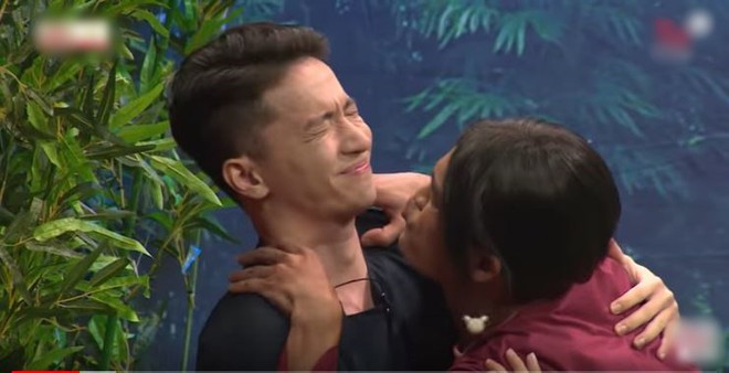 S.T Sơn Thạch bị Mạc Văn Khoa cưỡng h&ocirc;n đầy lộ liễu, vẻ mặt cam chịu nhanh ch&oacute;ng thu h&uacute;t triệu views! - Ảnh 2.