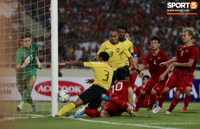 Trung vệ Malaysia thể hiện màn trình diễn buồn như tên của mình: Bị trừng phạt vì dùng tay gạt bóng vào khung thành Văn Lâm, mắc lỗi nghiêm trọng mở đường cho Quang Hải ghi siêu phẩm - Ảnh 2.