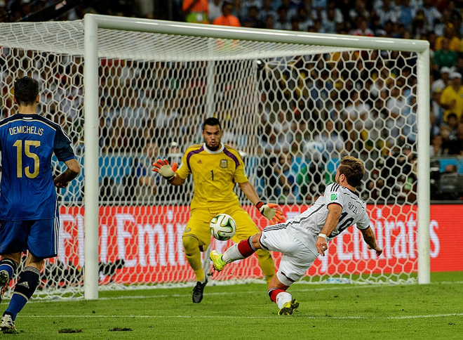 Siêu phẩm của Quang Hải khiến fan bóng đá liên tưởng đến bàn thắng mang về cúp vàng World Cup 2014 cho tuyển Đức - Ảnh 2.