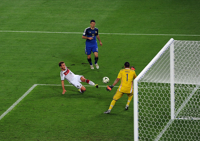 Siêu phẩm của Quang Hải khiến fan bóng đá liên tưởng đến bàn thắng mang về cúp vàng World Cup 2014 cho tuyển Đức - Ảnh 3.