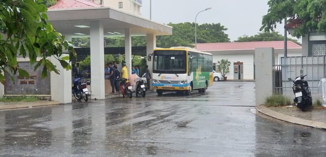 Sau tiếng la hét, tài xế xe buýt tử vong trong nhà vệ sinh của bến xe - Ảnh 2.