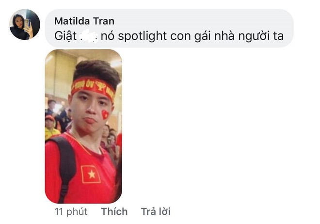 Gái xinh khoe ảnh xem bóng đá nhưng tất cả những gì cư dân mạng chú ý lại là biểu cảm của thánh chụp ké phía sau - Ảnh 3.