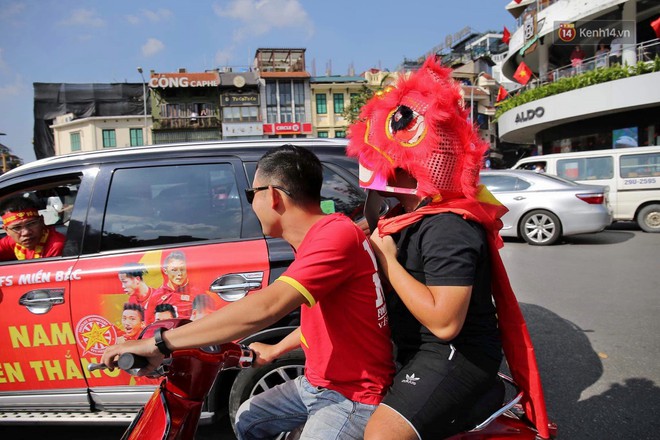 Ảnh: Nhiều giờ trước trận cầu kịch t&iacute;nh Việt Nam gặp Malaysia, h&agrave;ng trăm cổ động vi&ecirc;n đ&atilde; nhuộm đỏ h&agrave;ng loạt tuyến đường H&agrave; Nội - Ảnh 6.