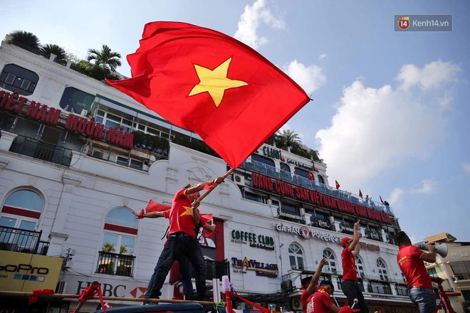 Ảnh: Nhiều giờ trước trận cầu kịch t&iacute;nh Việt Nam gặp Malaysia, h&agrave;ng trăm cổ động vi&ecirc;n đ&atilde; nhuộm đỏ h&agrave;ng loạt tuyến đường H&agrave; Nội - Ảnh 4.