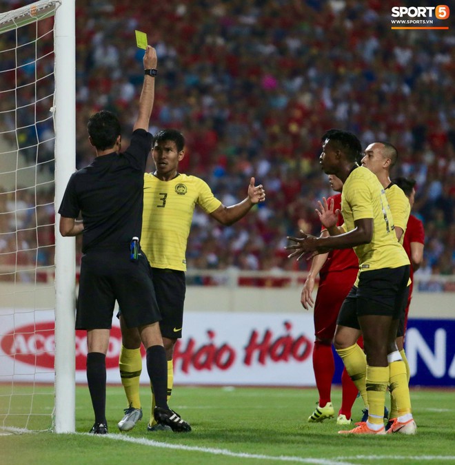 Công Phượng, Văn Lâm hợp sức cản phá bóng ngay trên vạch vôi, fan Việt thót tim trước sức tấn công của Malaysia  - Ảnh 5.
