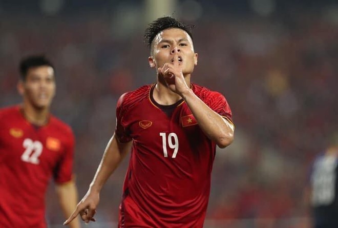 Đông Nhi - Ông Cao Thắng, Bảo Anh cùng dàn sao Vbiz vỡ oà trước siêu phẩm ngả người volley mở màn tỷ số 1-0 của Quang Hải - Ảnh 1.