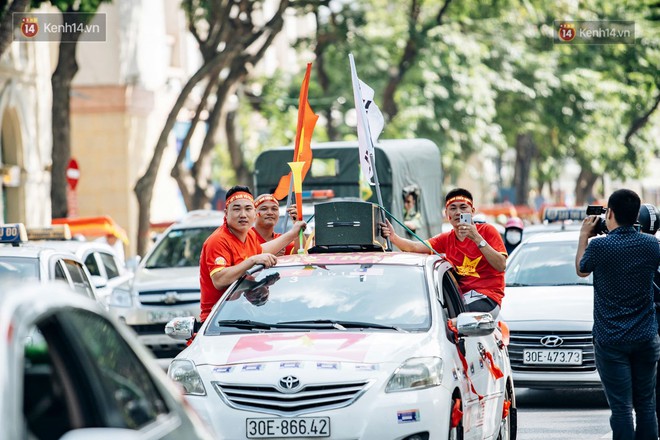 Ảnh: Nhiều giờ trước trận cầu kịch t&iacute;nh Việt Nam gặp Malaysia, h&agrave;ng trăm cổ động vi&ecirc;n đ&atilde; nhuộm đỏ h&agrave;ng loạt tuyến đường H&agrave; Nội - Ảnh 9.