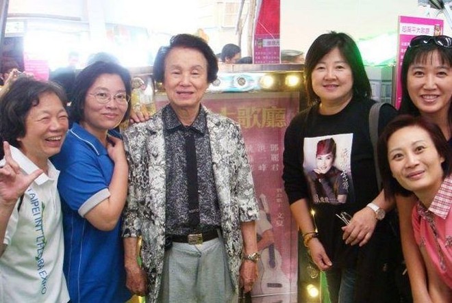 Vụ việc sốc chưa từng có của showbiz Đài Loan: Ca sĩ 92 tuổi bị nhân viên y tế hạ độc, phẫn nộ động cơ của hung thủ - Ảnh 3.