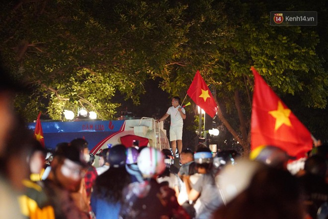 Hàng ngàn CĐV đổ ra đường hò reo, ăn mừng chiến thắng đầu tiên của ĐT Việt Nam tại vòng loại World Cup 2022 - Ảnh 22.
