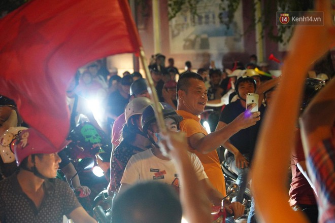 Hàng ngàn CĐV đổ ra đường hò reo, ăn mừng chiến thắng đầu tiên của ĐT Việt Nam tại vòng loại World Cup 2022 - Ảnh 18.