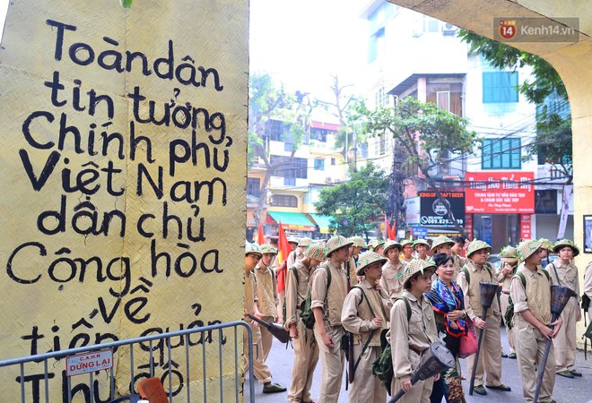 T&aacute;i hiện thời khắc đ&oacute;n đo&agrave;n qu&acirc;n chiến thắng trở về H&agrave; Nội 65 năm trước - Ảnh 10.