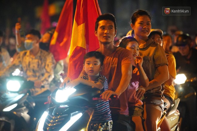 Hàng ngàn CĐV đổ ra đường hò reo, ăn mừng chiến thắng đầu tiên của ĐT Việt Nam tại vòng loại World Cup 2022 - Ảnh 17.