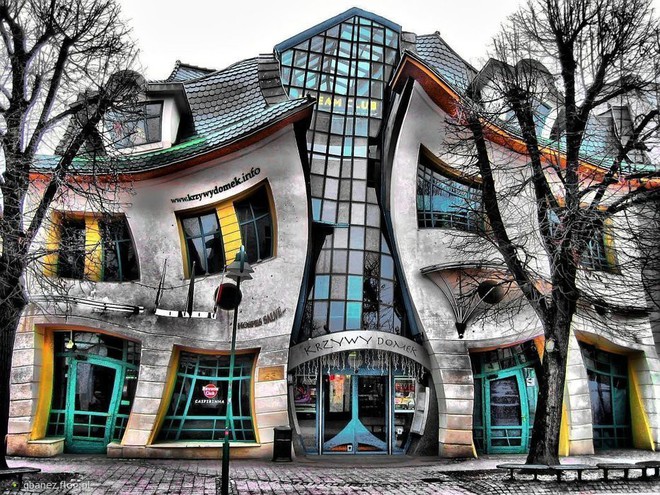 Dụi mắt ba lần mới tin được rằng ở Ba Lan có một tòa nhà xiêu vẹo hệt như trong truyện tranh - Ảnh 1.