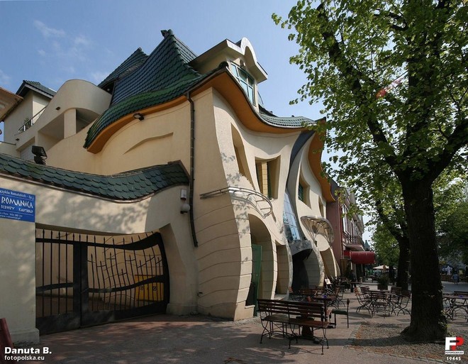 Dụi mắt ba lần mới tin được rằng ở Ba Lan có một tòa nhà xiêu vẹo hệt như trong truyện tranh - Ảnh 4.