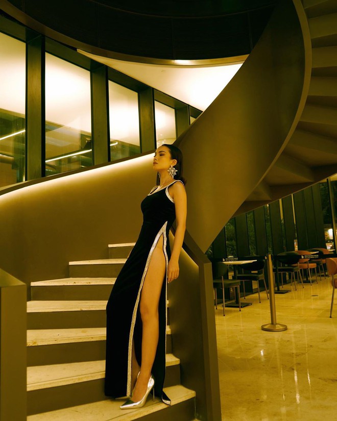 Từ style k&iacute;n đ&aacute;o nhẹ nh&agrave;ng, Yến Trang giờ l&ecirc;n &ldquo;level&rdquo; diện đầm hở bạo kh&ocirc;ng k&eacute;m Kendall Jenner, Bella Hadid - Ảnh 2.