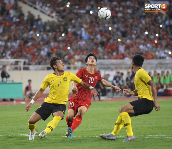 Công Phượng chiếm spotlight với body cực phẩm khi cùng tuyển Việt Nam ngâm đá lạnh hồi phục sau trận thắng Malaysia - Ảnh 3.