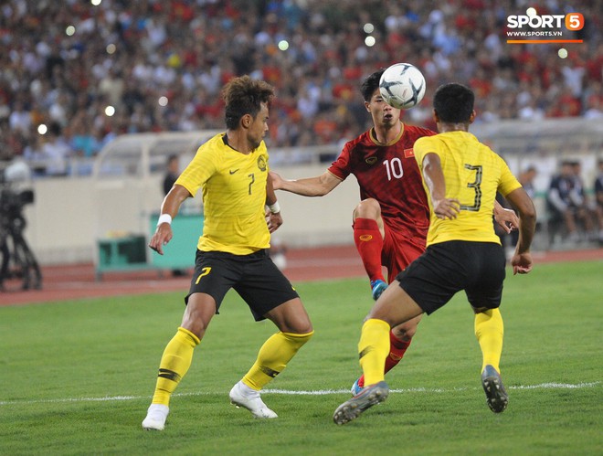 Công Phượng chiếm spotlight với body cực phẩm khi cùng tuyển Việt Nam ngâm đá lạnh hồi phục sau trận thắng Malaysia - Ảnh 4.