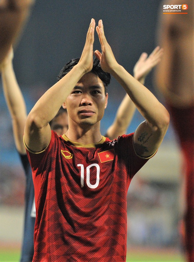 Công Phượng chiếm spotlight với body cực phẩm khi cùng tuyển Việt Nam ngâm đá lạnh hồi phục sau trận thắng Malaysia - Ảnh 6.
