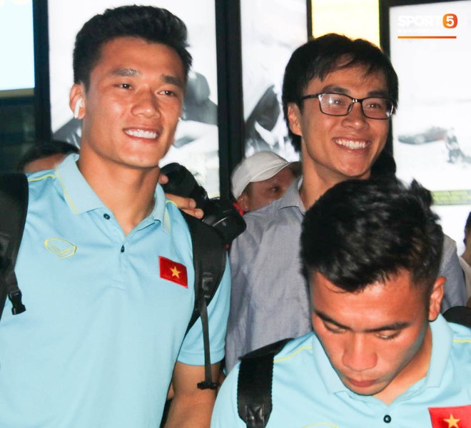 Dàn tuyển thủ U22 Việt Nam cực bảnh bao xuất hiện tại sân bay Tân Sơn Nhất chuẩn bị đá giao hữu với UAE - Ảnh 1.