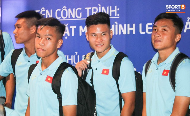 Dàn tuyển thủ U22 Việt Nam cực bảnh bao xuất hiện tại sân bay Tân Sơn Nhất chuẩn bị đá giao hữu với UAE - Ảnh 9.