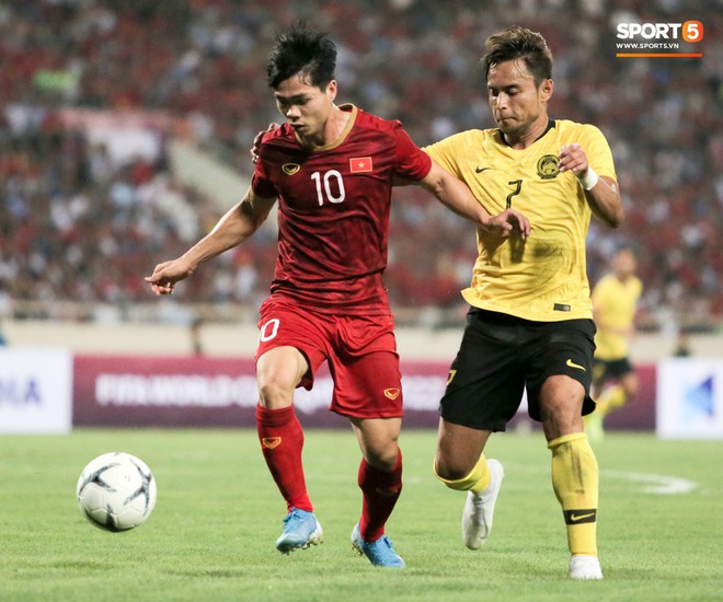 Công Phượng lườm hậu vệ Malaysia sau khi dính đòn đau nhưng biểu cảm phía sau mới đáng chú ý - Ảnh 1.