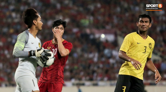 Công Phượng lườm hậu vệ Malaysia sau khi dính đòn đau nhưng biểu cảm phía sau mới đáng chú ý - Ảnh 4.