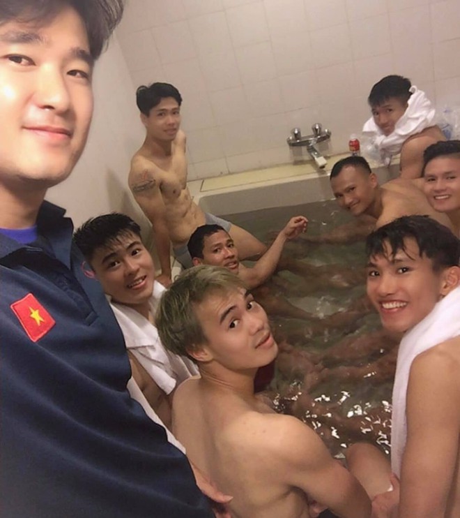 Công Phượng chiếm spotlight với body cực phẩm khi cùng tuyển Việt Nam ngâm đá lạnh hồi phục sau trận thắng Malaysia - Ảnh 1.