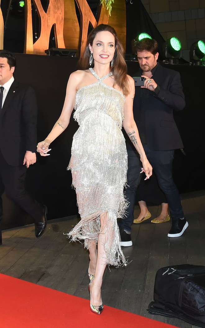 4 m&agrave;n gi&aacute; l&acirc;m quyền lực của Ti&ecirc;n Hắc &Aacute;m Angelina Jolie: Thần th&aacute;i chuẩn đ&eacute;t nữ ho&agrave;ng, k&iacute;n đ&aacute;o hay hở bạo đều đẹp - Ảnh 6.