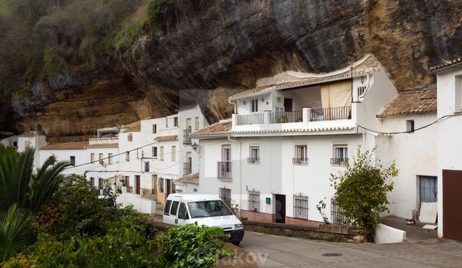 Thị trấn bất thường ở Tây Ban Nha: Tuy bị đá đè nhưng vẫn thu hút rất đông khách du lịch ghé thăm - Ảnh 3.