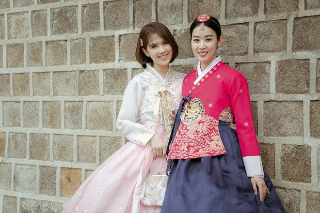 Đổi dáng nhanh như chớp, Ngọc Trinh và Huyền Lizzie quả thật chuyên nghiệp khi chụp ảnh hanbok ở nơi đông người như Seoul - Ảnh 4.