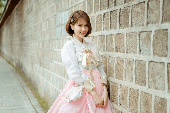 Đổi dáng nhanh như chớp, Ngọc Trinh và Huyền Lizzie quả thật chuyên nghiệp khi chụp ảnh hanbok ở nơi đông người như Seoul - Ảnh 5.