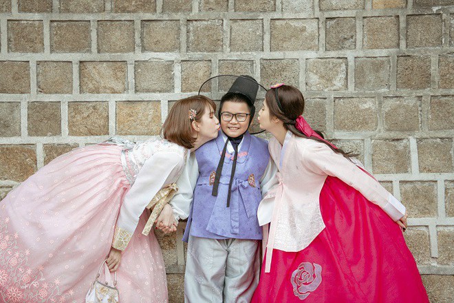 Đổi dáng nhanh như chớp, Ngọc Trinh và Huyền Lizzie quả thật chuyên nghiệp khi chụp ảnh hanbok ở nơi đông người như Seoul - Ảnh 6.