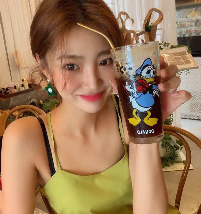 Xanh quả bơ vừa nổi vừa lạ ch&iacute;nh l&agrave; gam m&agrave;u hot hit được hội s&agrave;nh mặc kết nhất l&uacute;c n&agrave;y, ngay cả sao H&agrave;n cũng m&ecirc; t&iacute;t  - Ảnh 7.