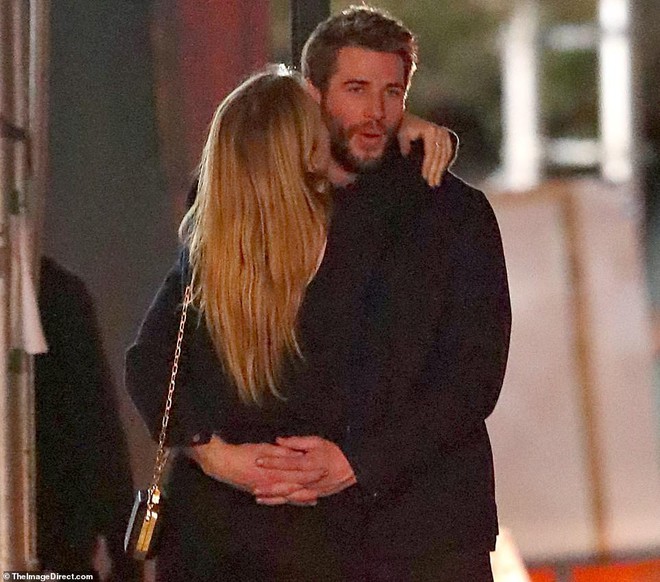 Hẹn hò tình trẻ sinh năm 1997, Liam Hemsworth đã gây nhức mắt với loạt ảnh ôm hôn nhạy cảm trên phố đông người - Ảnh 7.