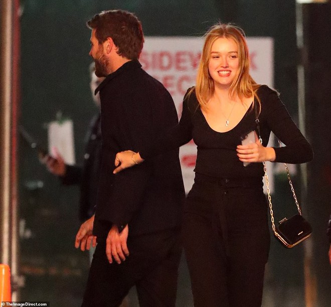 Hẹn hò tình trẻ sinh năm 1997, Liam Hemsworth đã gây nhức mắt với loạt ảnh ôm hôn nhạy cảm trên phố đông người - Ảnh 2.
