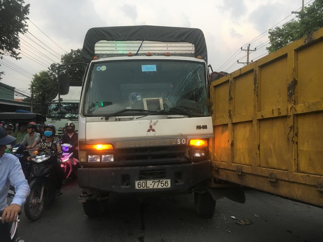 Bình Dương: Kinh hoàng thùng container tuột khỏi đầu kéo văng trúng đầu xe tải, tài xế hoảng hồn nhảy khỏi vô lăng - Ảnh 1.