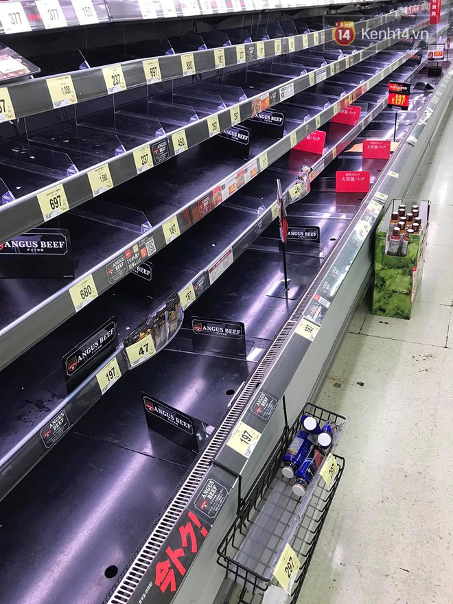 Siêu bão Hagibis quét qua Nhật: chưa bao giờ các siêu thị rơi vào tình trạng cháy hàng đến vậy, ai tích trữ được gì là tích trữ - Ảnh 4.