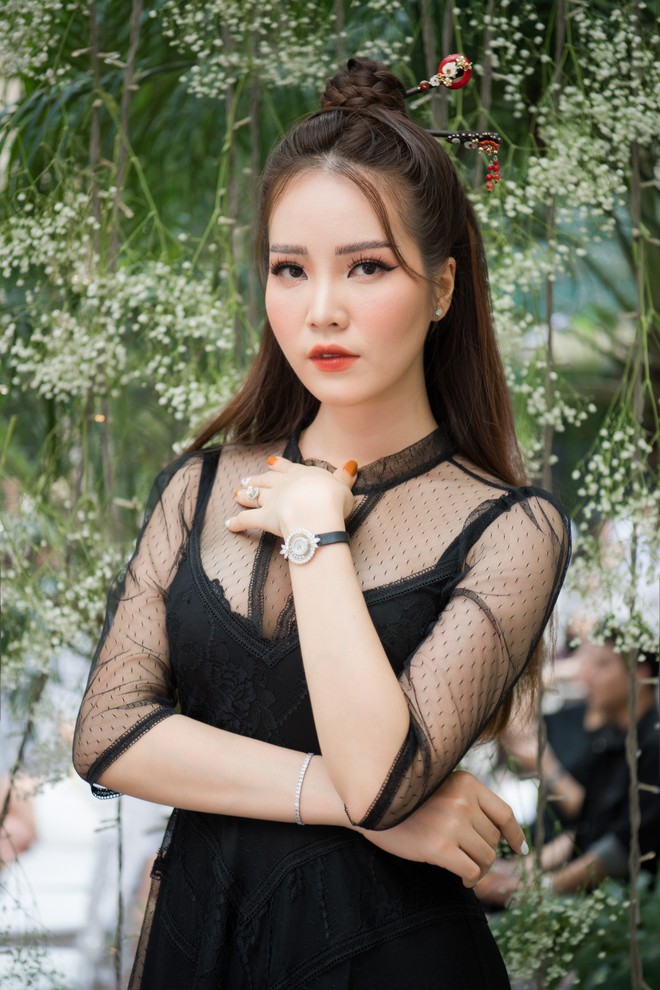 Lo bị nuốt chửng 3 vòng, Mai Phương Thuý vận dụng triệt để chiêu pose hình khi dự show quy tụ toàn Hoa hậu, Á hậu - Ảnh 9.