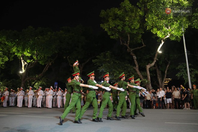 Người dân thủ đô thích thú với màn biểu diễn của Đội nhạc nghi lễ Công an trên phố đi bộ - Ảnh 9.