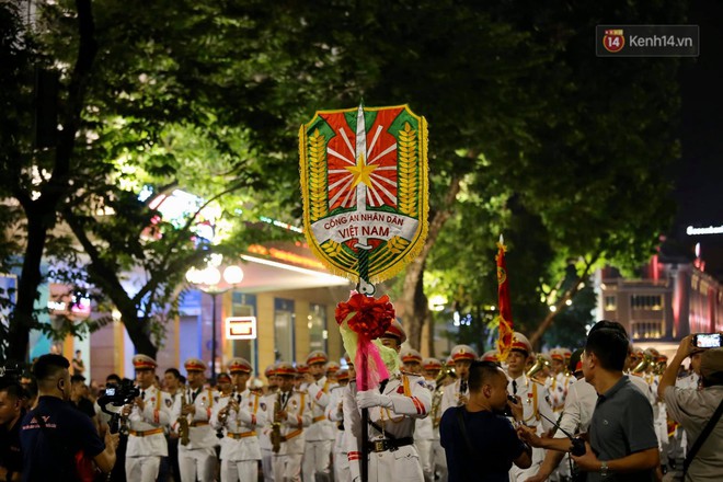 Người dân thủ đô thích thú với màn biểu diễn của Đội nhạc nghi lễ Công an trên phố đi bộ - Ảnh 4.