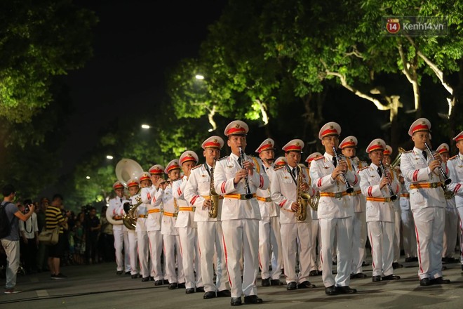 Người dân thủ đô thích thú với màn biểu diễn của Đội nhạc nghi lễ Công an trên phố đi bộ - Ảnh 2.