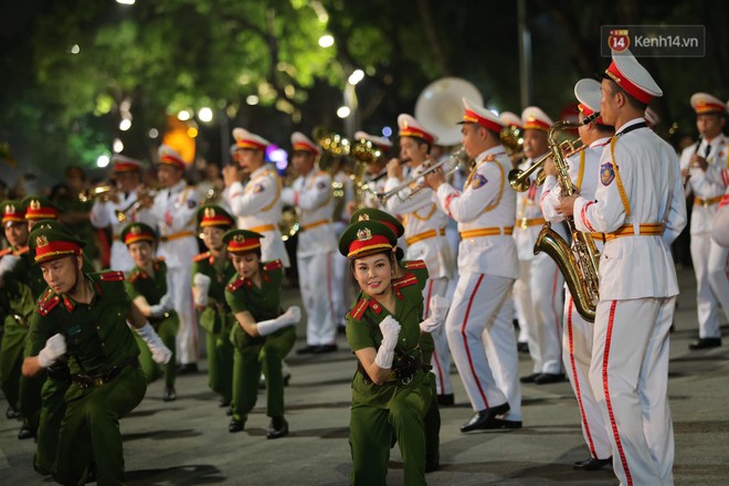 Người dân thủ đô thích thú với màn biểu diễn của Đội nhạc nghi lễ Công an trên phố đi bộ - Ảnh 6.