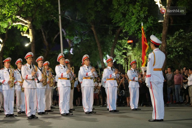 Người dân thủ đô thích thú với màn biểu diễn của Đội nhạc nghi lễ Công an trên phố đi bộ - Ảnh 14.