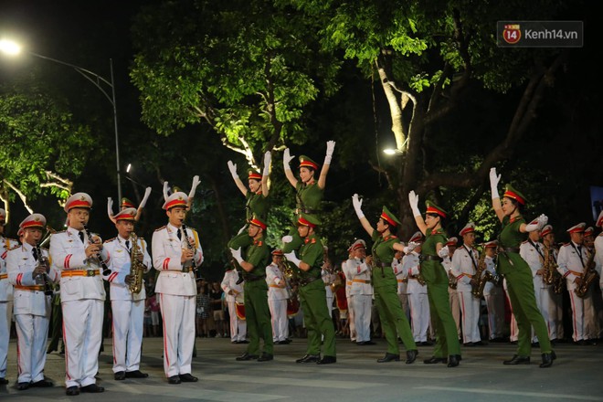 Người dân thủ đô thích thú với màn biểu diễn của Đội nhạc nghi lễ Công an trên phố đi bộ - Ảnh 7.