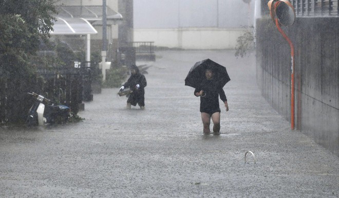 Những hình ảnh thể hiện sức tàn phá kinh khủng của siêu bão Hagibis khi nó còn chưa chính thức đổ bộ vào Nhật Bản - Ảnh 14.