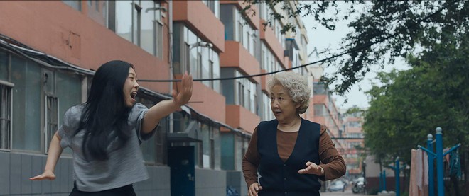 Review The Farewell: Lời nói dối chân thành nhất thế gian khiến ai nấy xem xong đều muốn chạy ngay về nhà - Ảnh 5.