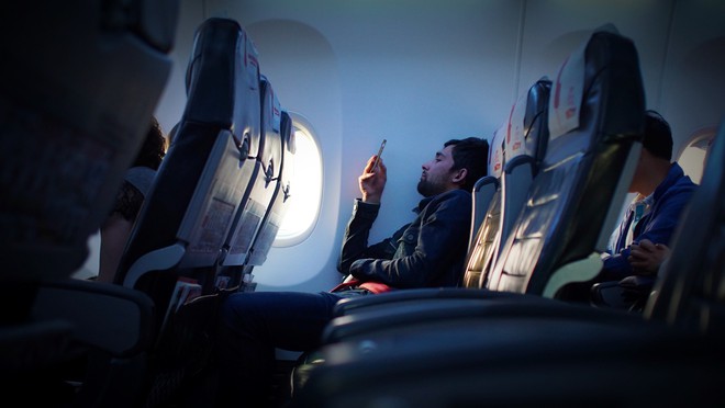 Tại sao đi máy bay luôn được thông báo phải tắt điện thoại hoặc chuyển sang chế độ riêng, nếu không làm theo thì sao? - Ảnh 3.