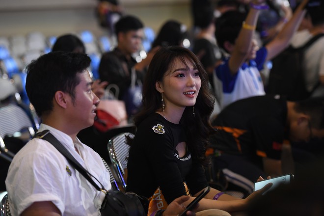 Chẳng kém gì bóng đá, ngày Chung kết giải Esports lớn nhất Việt Nam cũng quy tụ đủ đầy dàn gái xinh! - Ảnh 7.