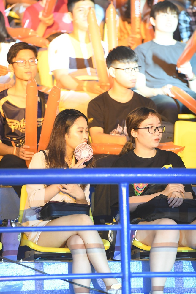 Chẳng kém gì bóng đá, ngày Chung kết giải Esports lớn nhất Việt Nam cũng quy tụ đủ đầy dàn gái xinh! - Ảnh 10.